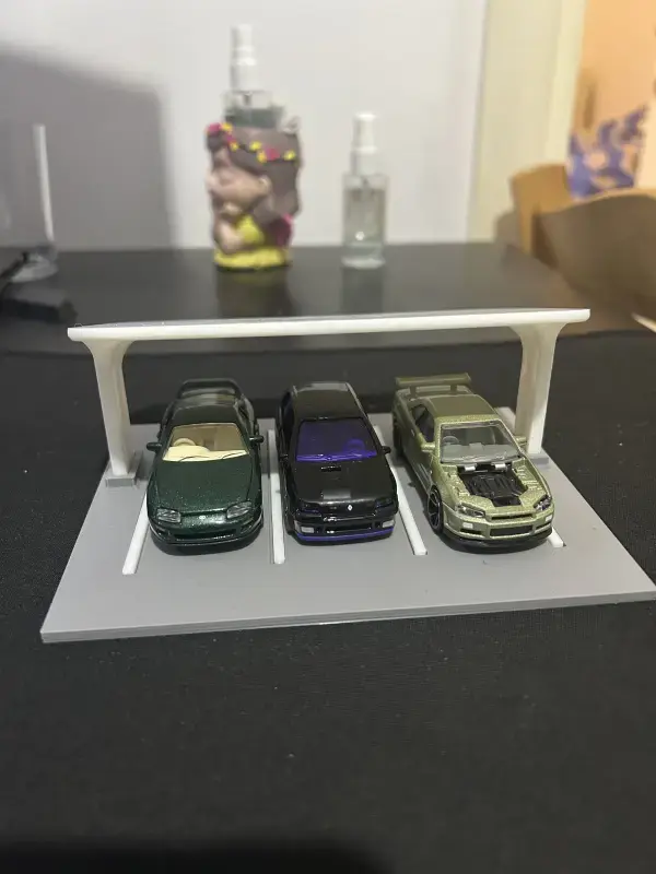 3 Araçlık Modern Otopark Sergi Standı – 1:64 Ölçek Koleksiyonluk 2